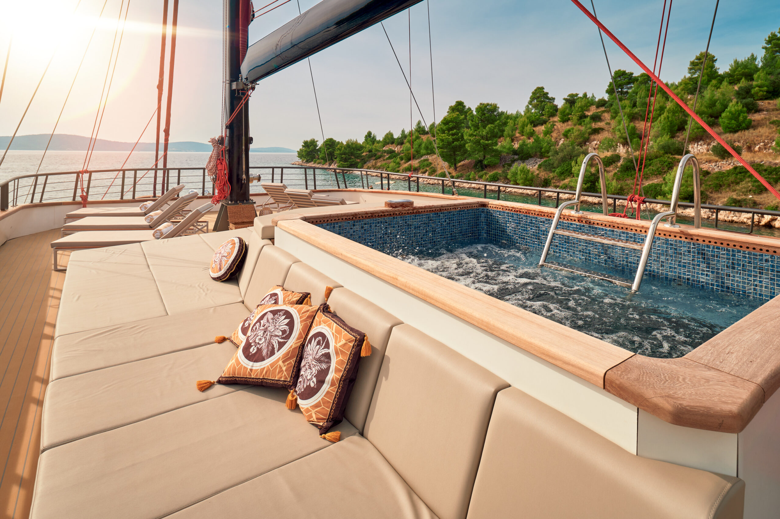 13 Anetta_Exterior_Sundeck_Jacuzzi_YachtIN