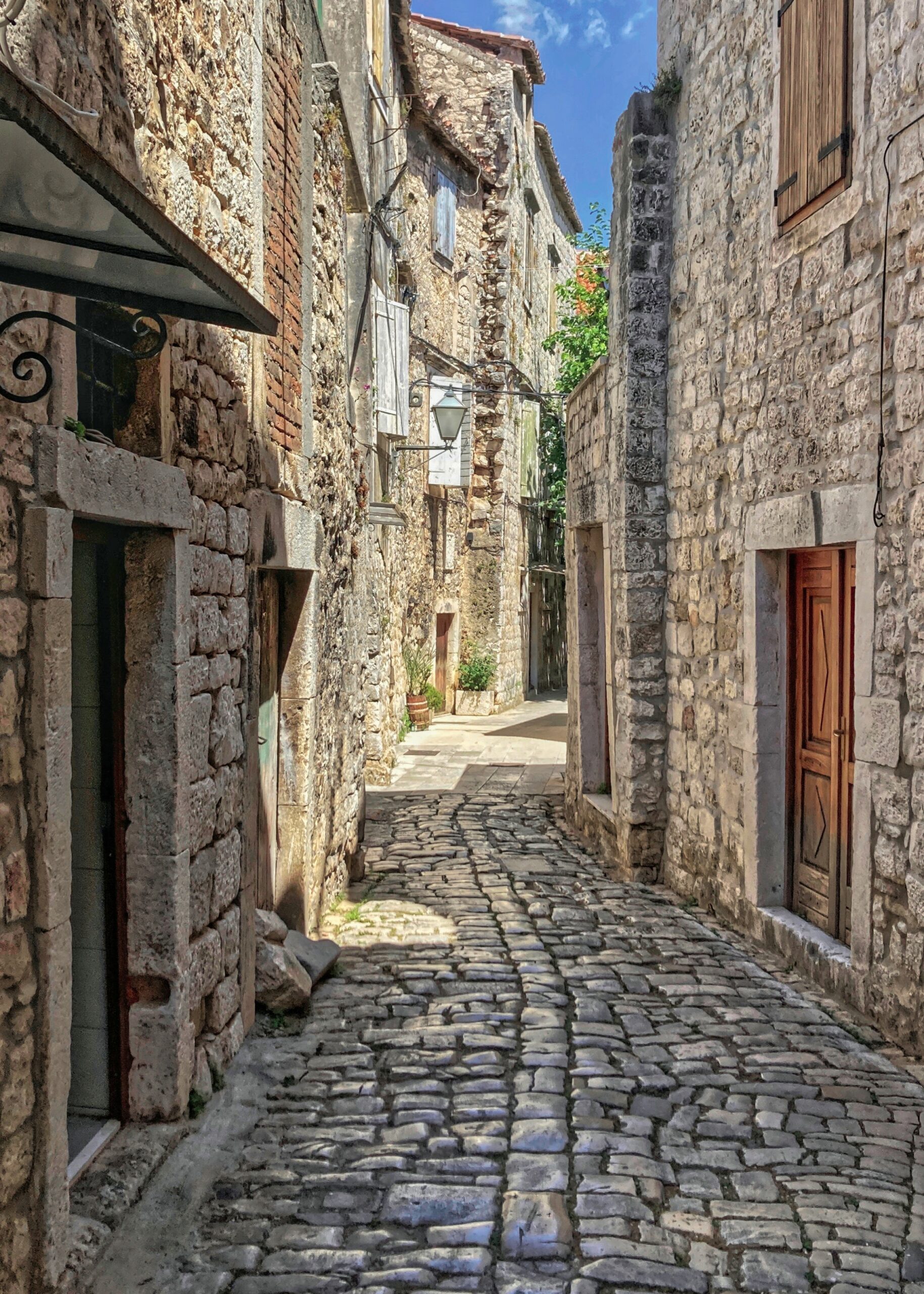 alley-7334704